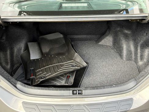 Used 2017 Toyota Corolla LE w/ Carpet Mat Package (TMS) FWD image 27