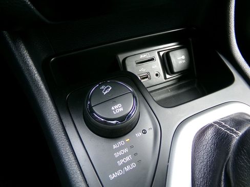 Used 2016 Jeep Cherokee Limited w/ Luxury Group AWD/4WD image 24
