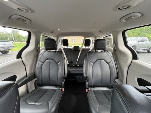 Used 2020 Chrysler Pacifica Touring-L Plus w/ Advanced Safetytec Group FWD image 28