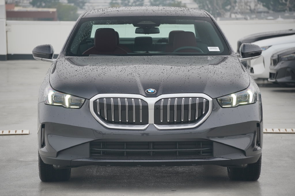 Used 2026 BMW 530i w/ Premium Package RWD image 2