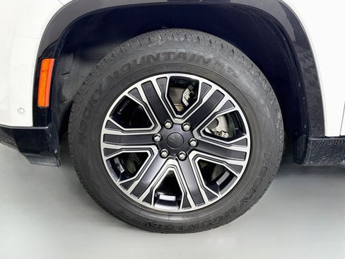 Used 2024 Jeep Wagoneer L Series II RWD image 38