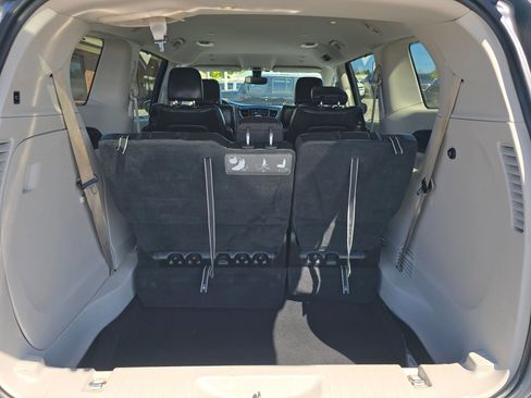 Used 2019 Chrysler Pacifica Touring-L image 13