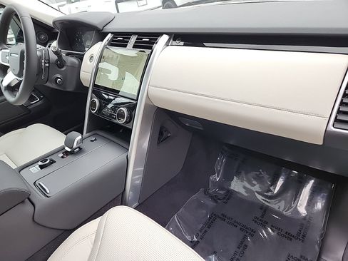 Used 2025 Land Rover Discovery S image 29