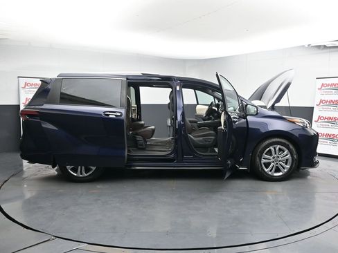 Used 2021 Toyota Sienna Platinum image 41