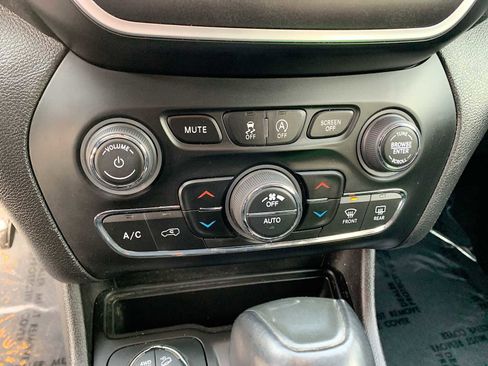 Used 2019 Jeep Cherokee Trailhawk w/ Cold Weather Group image 17