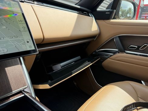 Used 2025 Land Rover Range Rover Long Wheelbase SE image 28