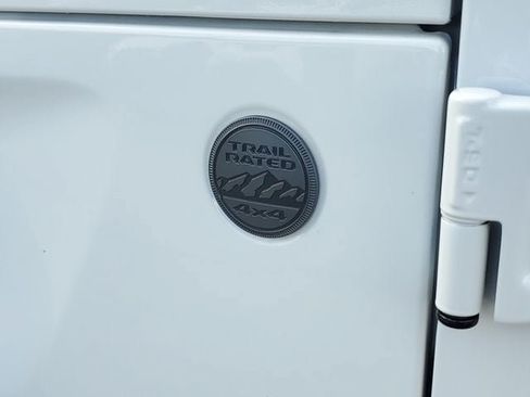 Certified 2023 Jeep Gladiator Sport AWD/4WD image 13