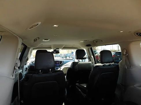 Used 2023 Chrysler Pacifica Touring-L FWD image 8