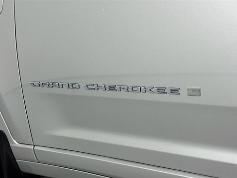 Used 2023 Jeep Grand Cherokee Overland w/ Advanced Protech Group III AWD/4WD image 10
