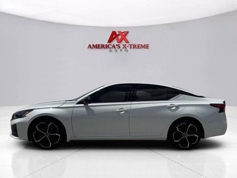 Used 2023 Nissan Altima 2.5 SR w/ SR Premium Package image 2