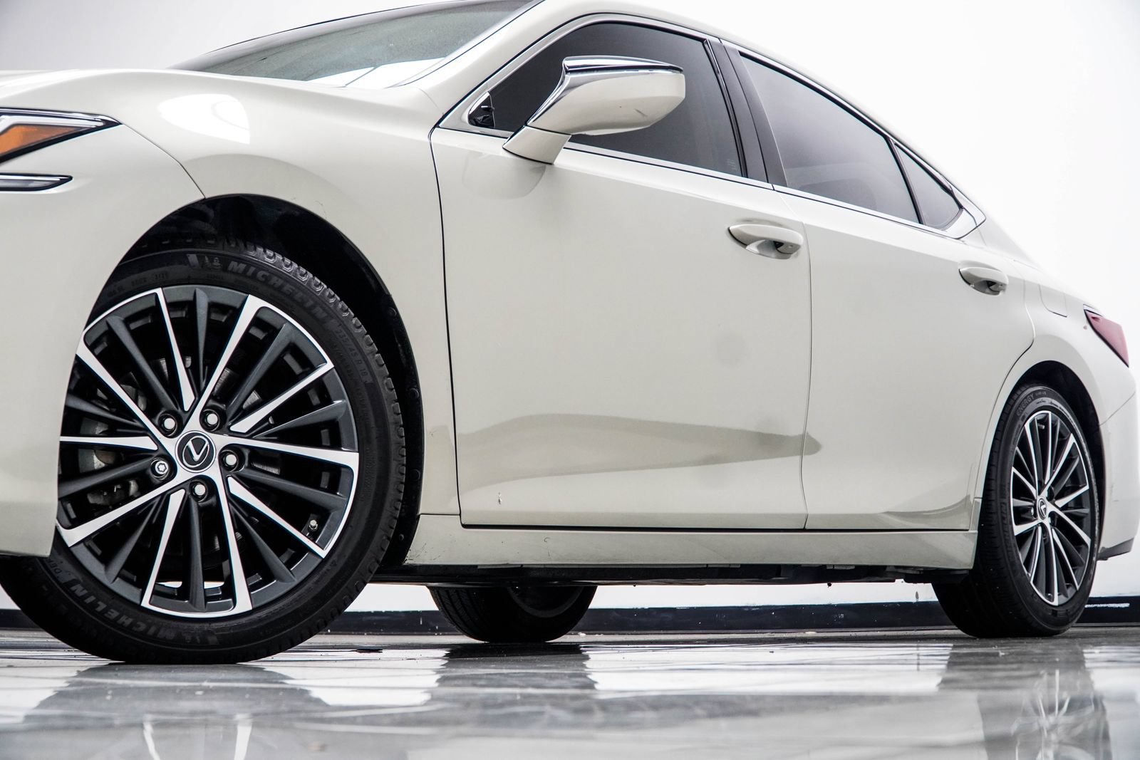 Used 2023 Lexus ES 350 w/ Premium Package FWD image 4