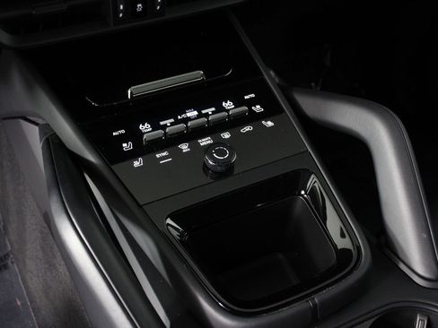 Certified 2025 Porsche Cayenne Coupe image 18