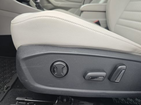 Certified 2023 Volkswagen Jetta SE FWD image 28