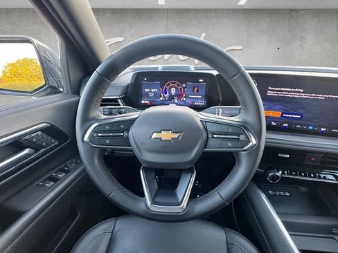 Used 2025 Chevrolet Suburban LT RWD image 21