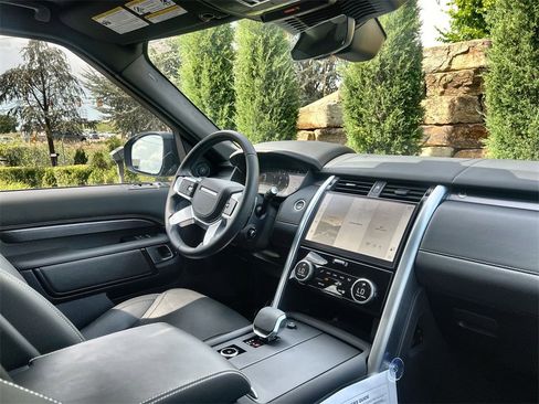 Certified 2025 Land Rover Discovery Metropolitan Edition image 14