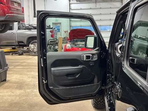 Used 2025 Jeep Wrangler Willys image 9