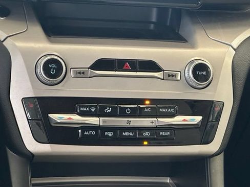 Used 2023 Ford Explorer XLT w/ Class IV Trailer Tow Package AWD/4WD image 15