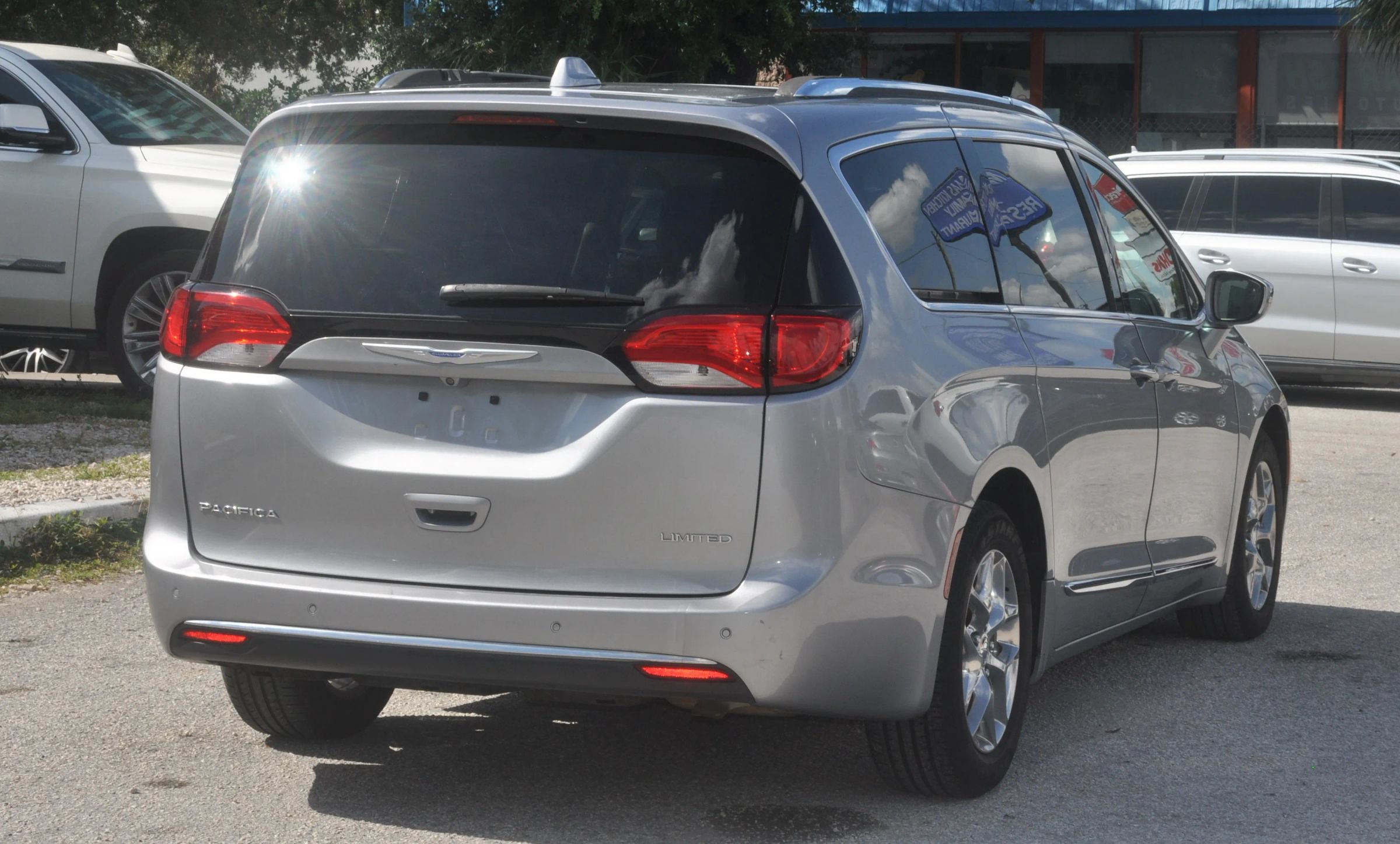 Used 2018 Chrysler Pacifica Limited FWD image 24