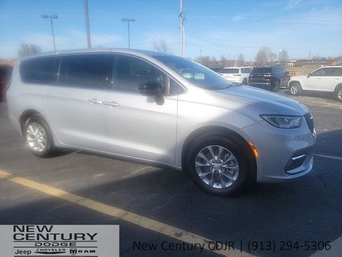New 2026 Chrysler Pacifica Limited w/ Uconnect Theater Family Group image 8
