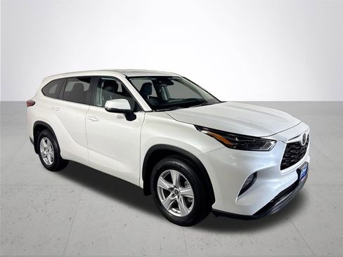 Used 2023 Toyota Highlander L image 4