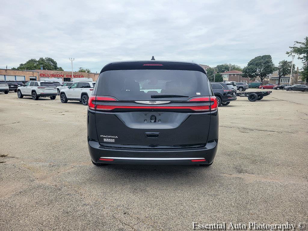 Used 2024 Chrysler Pacifica Touring-L FWD image 12