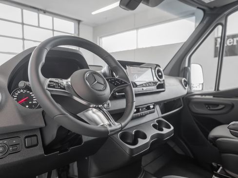 Used 2025 Mercedes-Benz Sprinter 2500 image 7