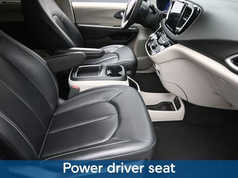 Used 2024 Chrysler Pacifica Touring-L FWD image 7
