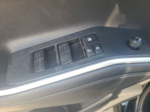 Used 2024 Toyota Highlander LE image 18