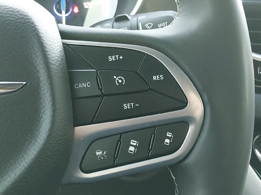 Used 2023 Chrysler Pacifica Touring-L FWD image 22