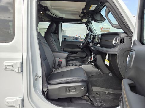 New 2026 Jeep Wrangler Unlimited Sahara AWD/4WD image 19