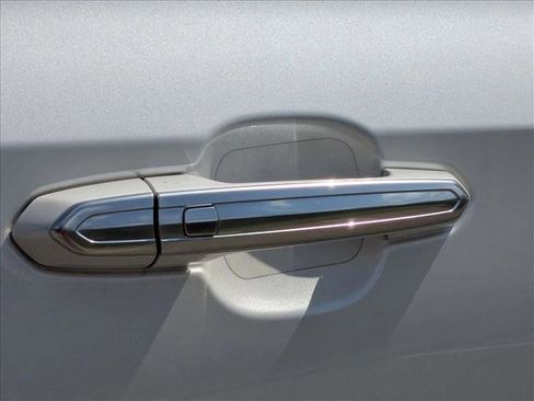 Used 2024 Cadillac XT4 Luxury w/ Cold Weather Package FWD image 16