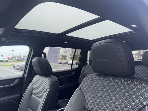 Used 2025 GMC Acadia Denali image 40