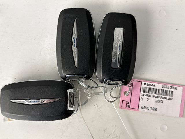 Used 2020 Chrysler Pacifica Touring w/ S Appearance Package FWD image 22