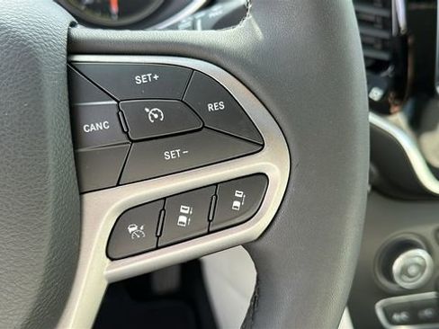 Used 2021 Jeep Cherokee Limited image 13