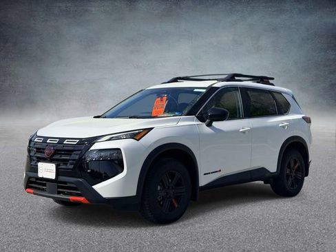 Used 2025 Nissan Rogue SV image 7