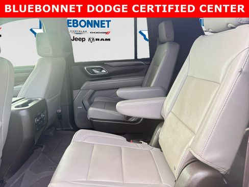 Used 2024 Chevrolet Suburban LT w/ Luxury Package RWD image 22