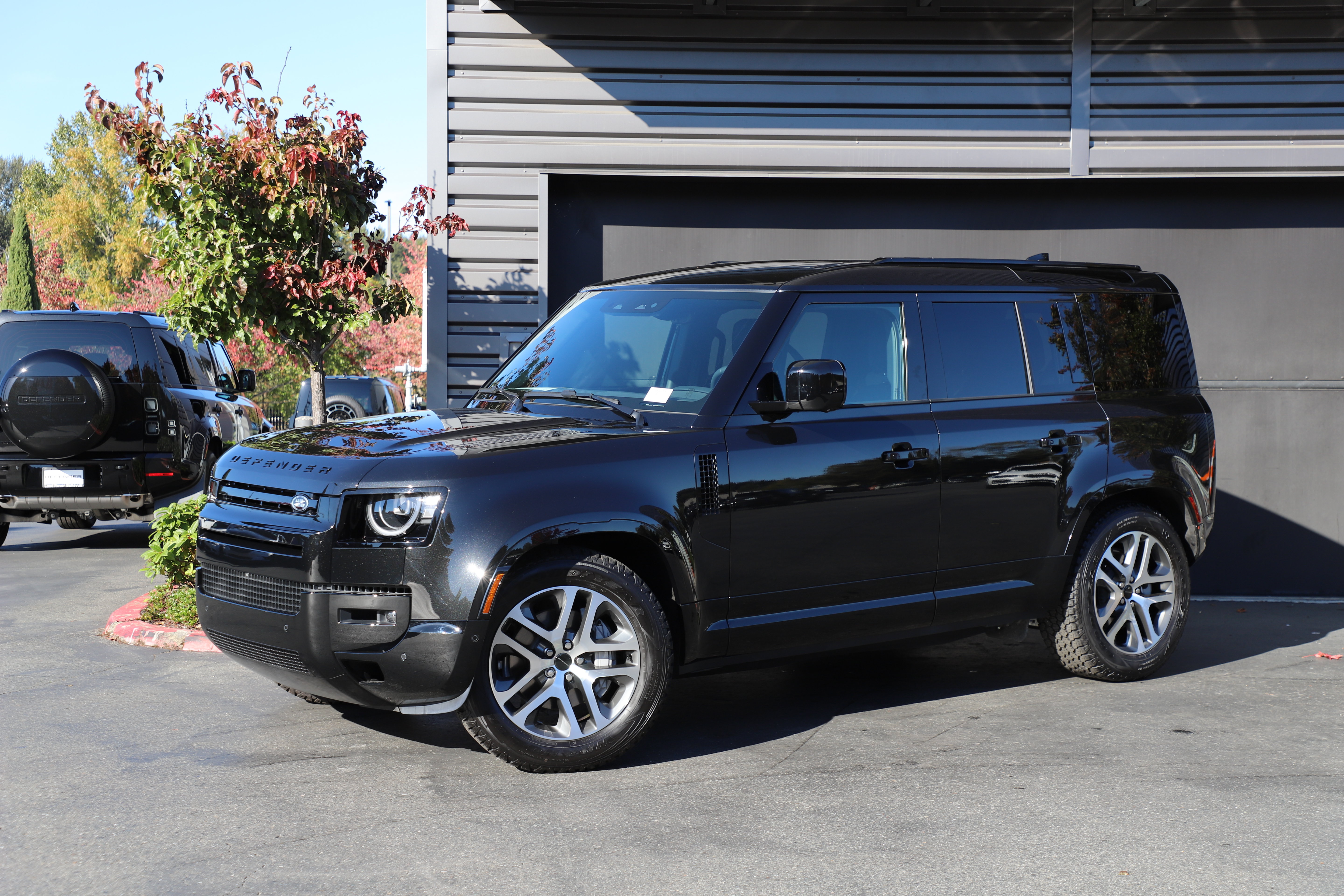 Used 2026 Land Rover Defender 110 X-Dynamic SE AWD/4WD image 1