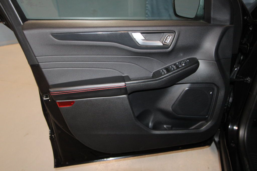 Used 2025 Ford Escape ST-Line Select AWD/4WD image 5