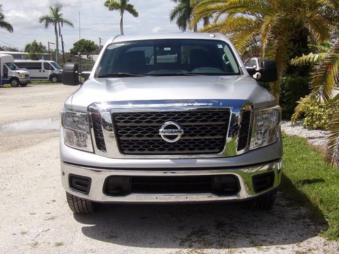 Used 2018 Nissan Titan SV w/ SV Convenience Package image 12