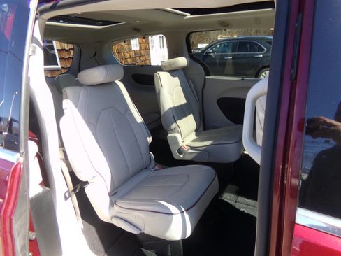 Used 2017 Chrysler Pacifica Limited image 35