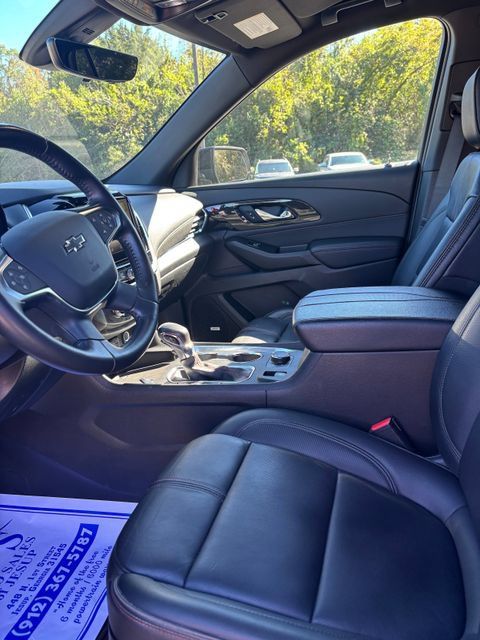 Used 2022 Chevrolet Traverse RS w/ LPO, 'HIT The Road' Package FWD image 17