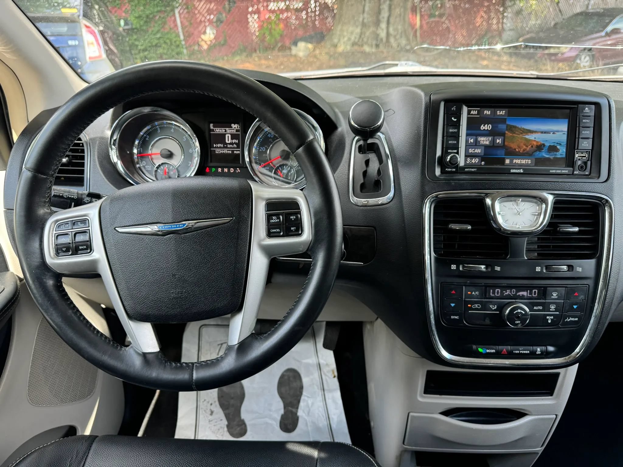 Used 2016 Chrysler Town & Country Touring FWD image 15