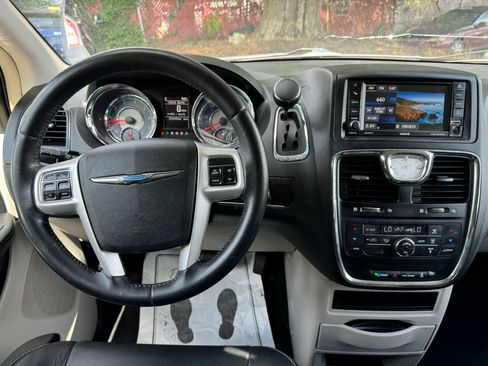 Used 2016 Chrysler Town & Country Touring FWD image 15