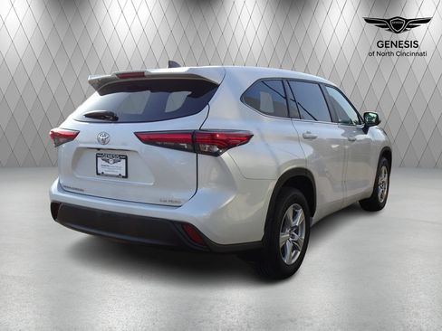 Used 2023 Toyota Highlander LE AWD/4WD image 5