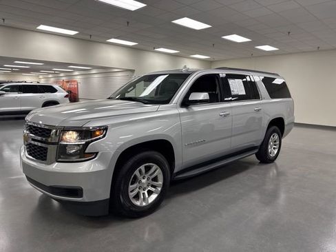Used 2020 Chevrolet Suburban LT image 3