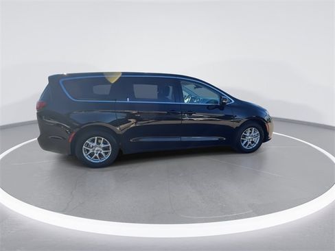 Used 2024 Chrysler Pacifica Touring-L image 9