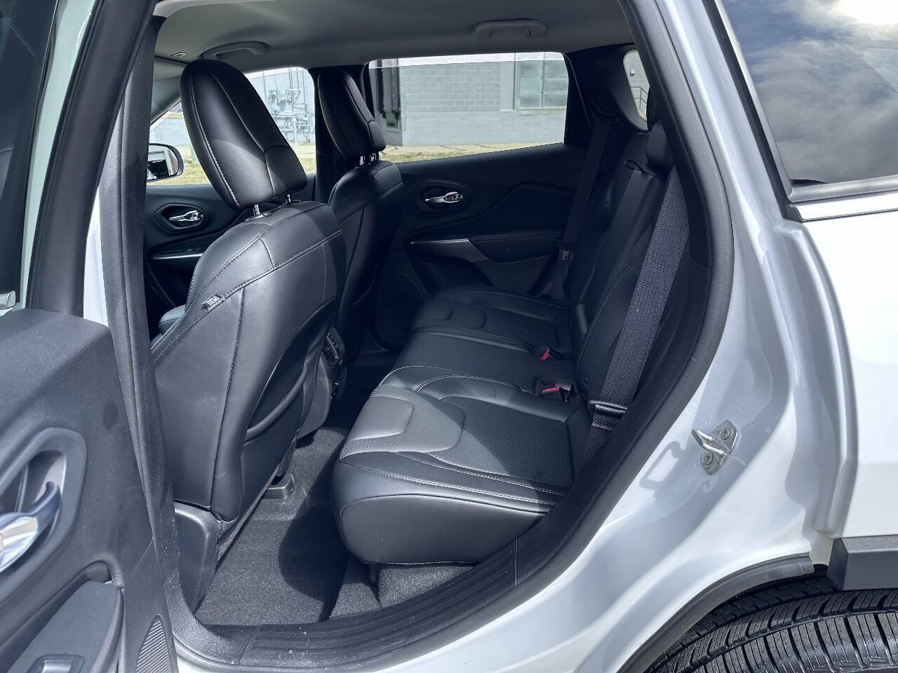 Used 2019 Jeep Cherokee Limited AWD/4WD image 7