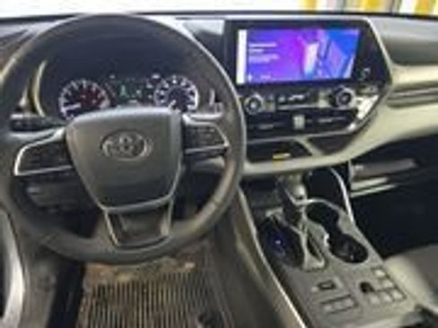 Used 2024 Toyota Highlander XLE image 11