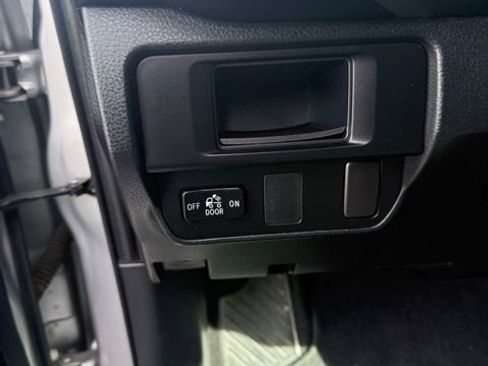 Used 2017 Toyota Tacoma SR5 RWD image 18