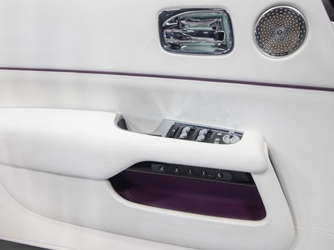 Used 2017 Rolls-Royce Dawn image 39